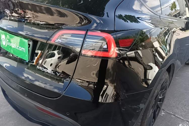 Used Tesla Model Y 2021 Standard Range Rear-Wheel Drive Version Right Rear Taillight
