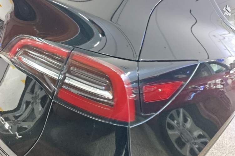 Used Tesla Model Y 2021 Standard Range Rear-Wheel Drive Version Right Rear Taillight
