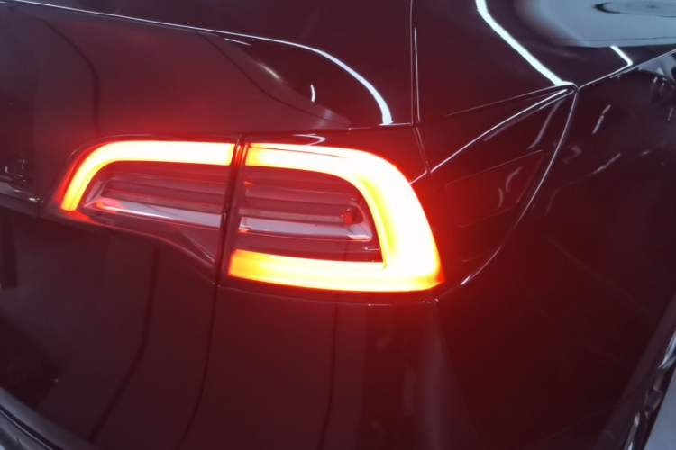 Used Tesla Model Y 2021 Standard Range Rear-Wheel Drive Version Right Rear Taillight