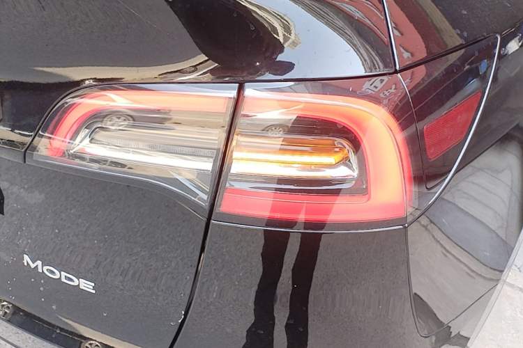 Used Tesla Model Y 2021 Standard Range Rear-Wheel Drive Version Right Rear Taillight