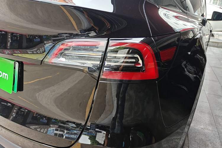 Used Tesla Model Y 2021 Standard Range Rear-Wheel Drive Version Right Rear Taillight