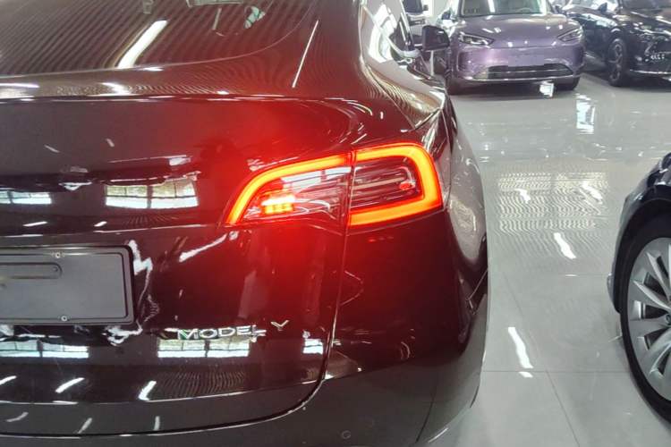 Used Tesla Model Y 2021 Standard Range Rear-Wheel Drive Version Right Rear Taillight