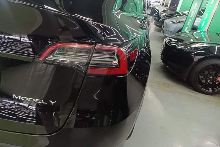 Used Tesla Model Y 2021 Standard Range Rear-Wheel Drive Version Right Rear Taillight