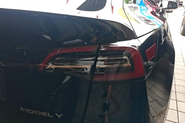 Used Tesla Model Y 2021 Standard Range Rear-Wheel Drive Version Right Rear Taillight
