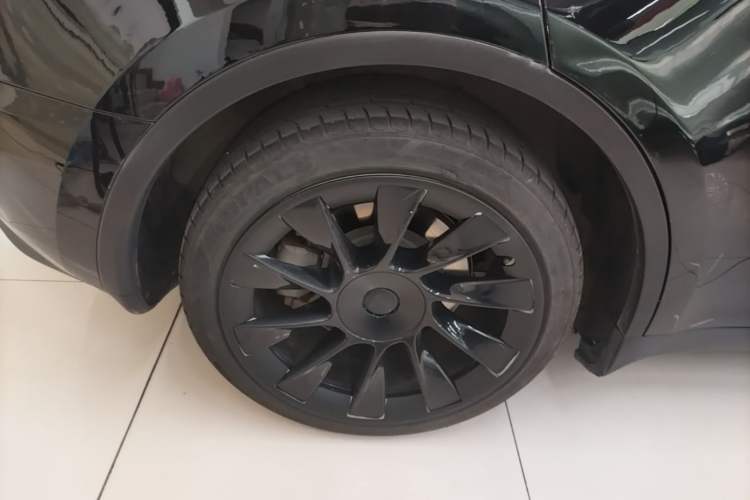 Used Tesla Model Y 2021 Long-Range All-Wheel-Drive Version Right Rear Wheel Hub