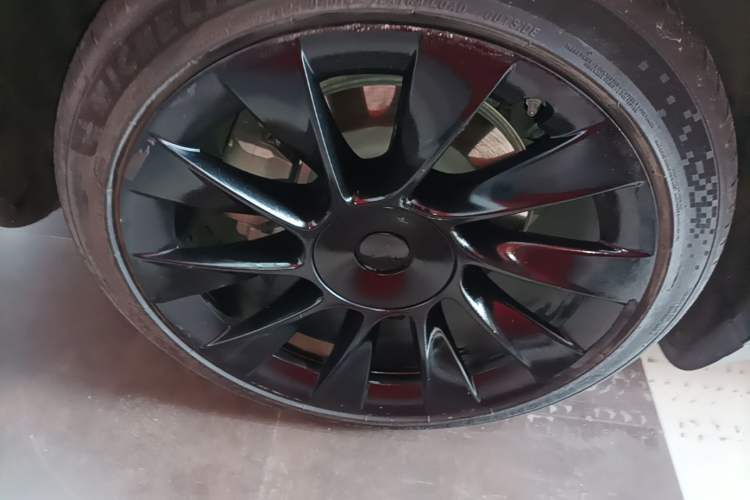 Used Tesla Model Y 2021 Standard Range Rear-Wheel Drive Version Right Rear Wheel Hub