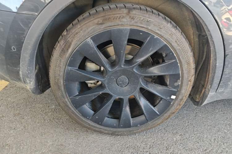 Used Tesla Model Y 2021 Standard Range Rear-Wheel Drive Version Right Rear Wheel Hub
