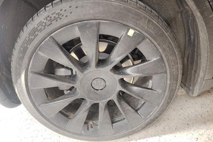 Used Tesla Model Y 2021 Long-Range All-Wheel-Drive Version Right Rear Wheel Hub