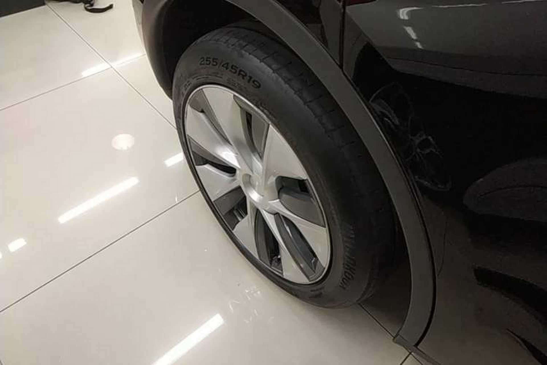 Used Tesla Model Y 2021 Long-Range All-Wheel-Drive Version 3D7 Right Rear Wheel Hub