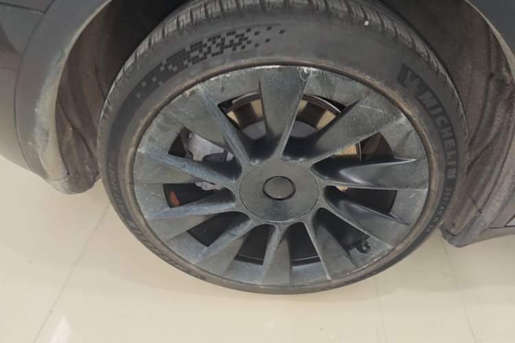 Used Tesla Model Y 2021 Standard Range Rear-Wheel Drive Version Right Rear Wheel Hub