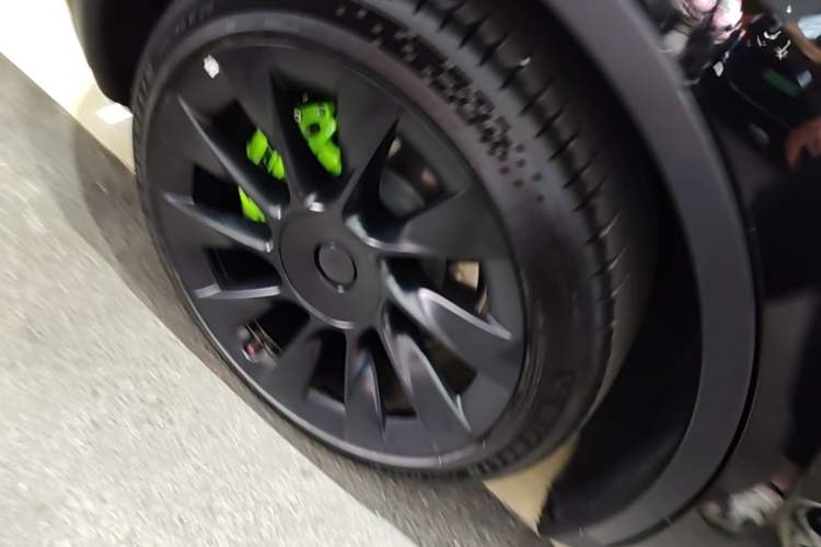 Used Tesla Model Y 2021 Standard Range Rear-Wheel Drive Version Right Rear Wheel Hub