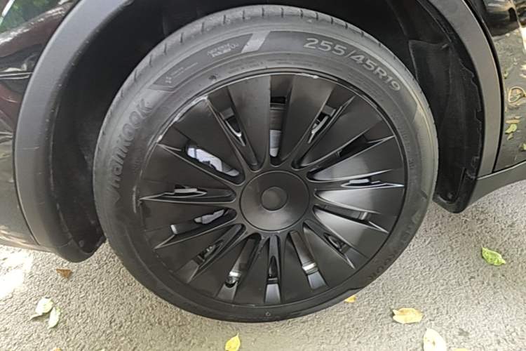 Used Tesla Model Y 2021 Standard Range Rear-Wheel Drive Version Right Rear Wheel Hub