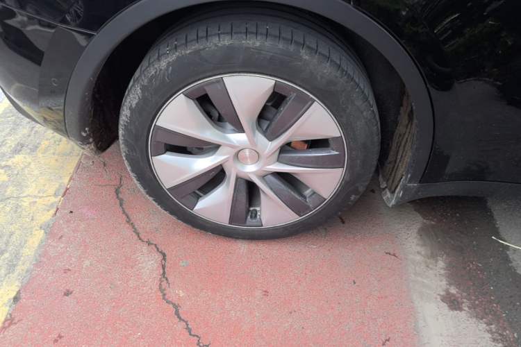 Used Tesla Model Y 2021 Standard Range Rear-Wheel Drive Version Right Rear Wheel Hub