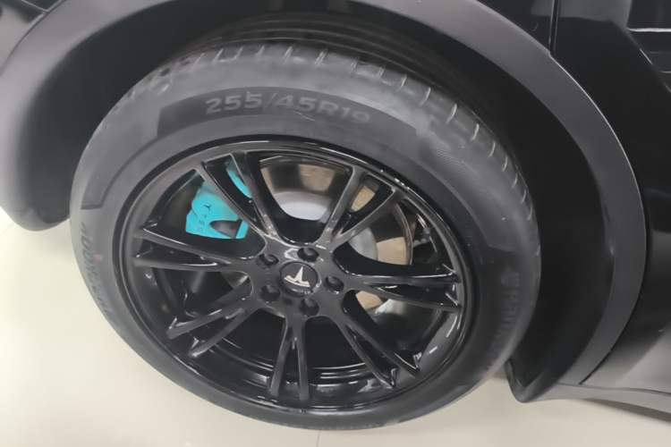 Used Tesla Model Y 2021 Standard Range Rear-Wheel Drive Version Right Rear Wheel Hub
