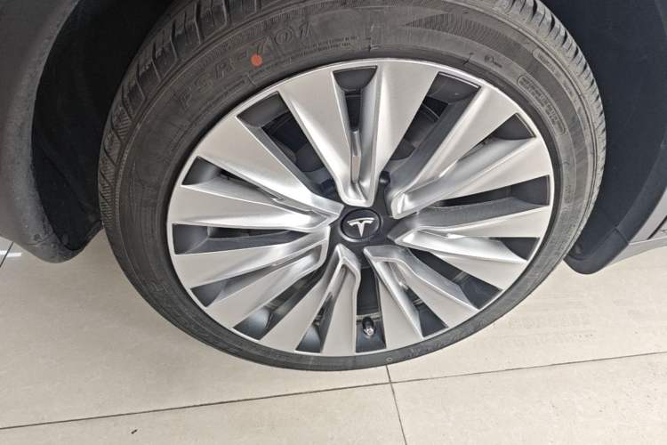 Used Tesla Model Y 2021 Standard Range Rear-Wheel Drive Version Right Rear Wheel Hub