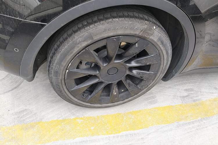Used Tesla Model Y 2021 Standard Range Rear-Wheel Drive Version Right Rear Wheel Hub