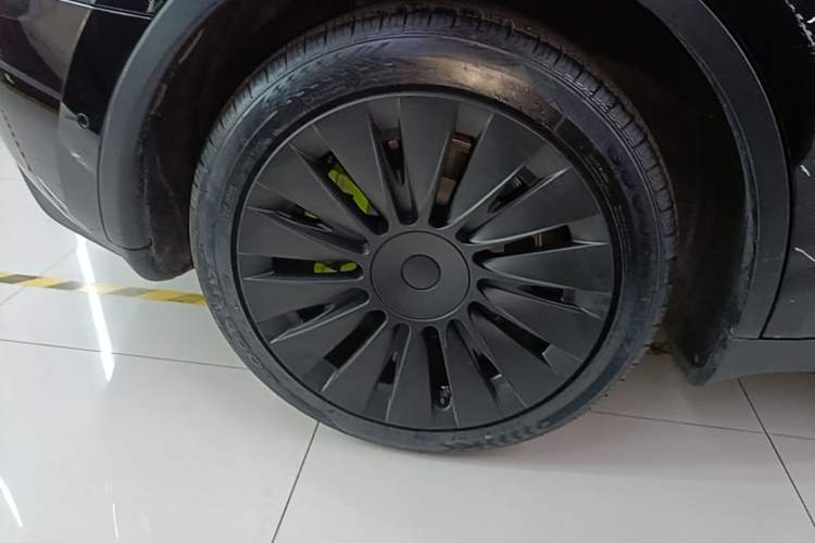 Used Tesla Model Y 2021 Standard Range Rear-Wheel Drive Version Right Rear Wheel Hub
