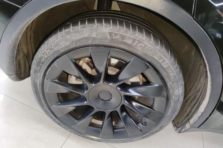 Used Tesla Model Y 2021 Standard Range Rear-Wheel Drive Version Right Rear Wheel Hub