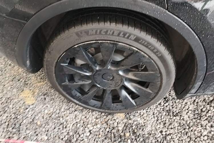 Used Tesla Model Y 2021 Standard Range Rear-Wheel Drive Version Right Rear Wheel Hub