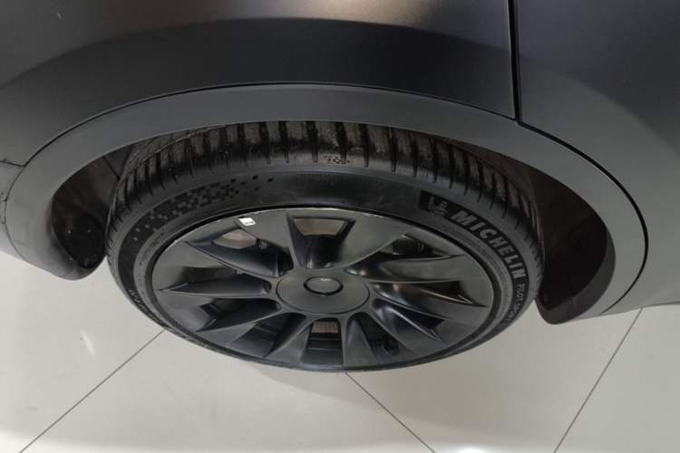 Used Tesla Model Y 2021 Long-Range All-Wheel-Drive Version Right Rear Wheel Hub