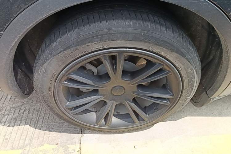 Used Tesla Model Y 2021 Standard Range Rear-Wheel Drive Version Right Rear Wheel Hub