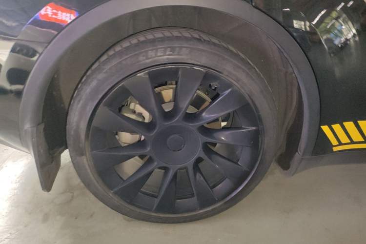 Used Tesla Model Y 2021 Standard Range Rear-Wheel Drive Version Right Rear Wheel Hub