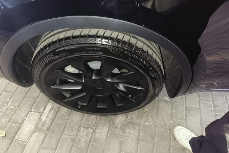 Used Tesla Model Y 2021 Standard Range Rear-Wheel Drive Version Right Rear Wheel Hub