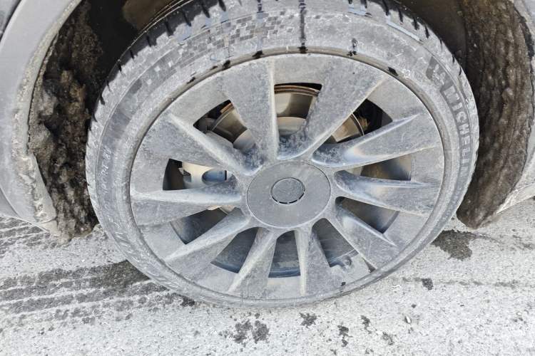 Used Tesla Model Y 2021 Long-Range All-Wheel-Drive Version Right Rear Wheel Hub