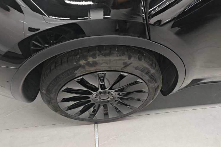 Used Tesla Model Y 2021 Long-Range All-Wheel-Drive Version 3D7 Right Rear Wheel Hub