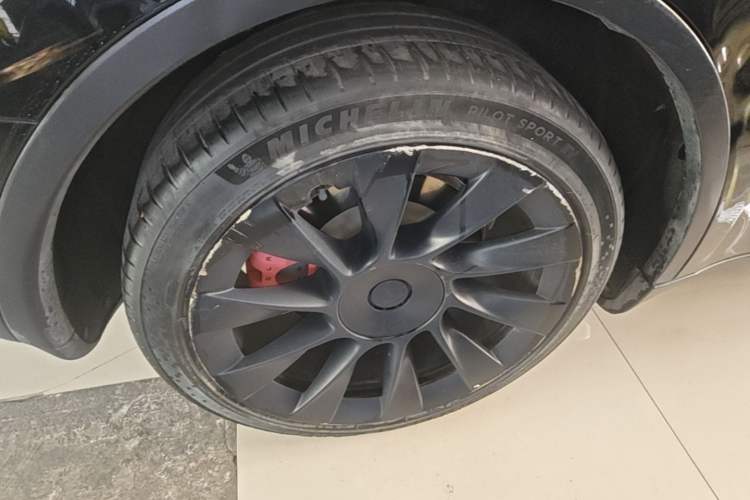 Used Tesla Model Y 2021 Standard Range Rear-Wheel Drive Version Right Rear Wheel Hub