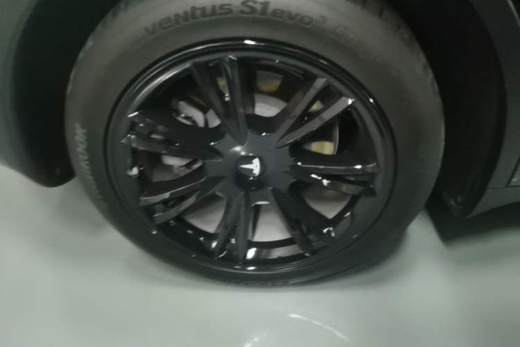 Used Tesla Model Y 2021 Long-Range All-Wheel-Drive Version Right Rear Wheel Hub