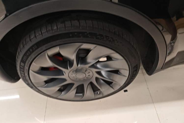 Used Tesla Model Y 2021 Long-Range All-Wheel-Drive Version 3D7 Right Rear Wheel Hub