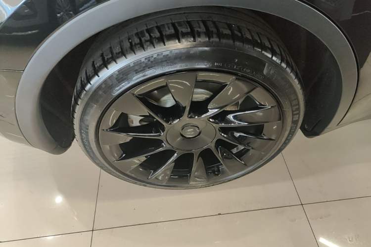 Used Tesla Model Y 2021 Standard Range Rear-Wheel Drive Version Right Rear Wheel Hub