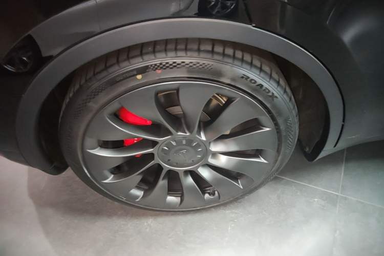 Used Tesla Model Y 2021 Performance High-Performance All-Wheel-Drive Version Right Rear Wheel Hub