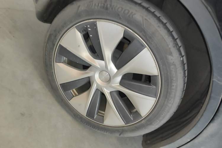 Used Tesla Model Y 2021 Standard Range Rear-Wheel Drive Version Right Rear Wheel Hub