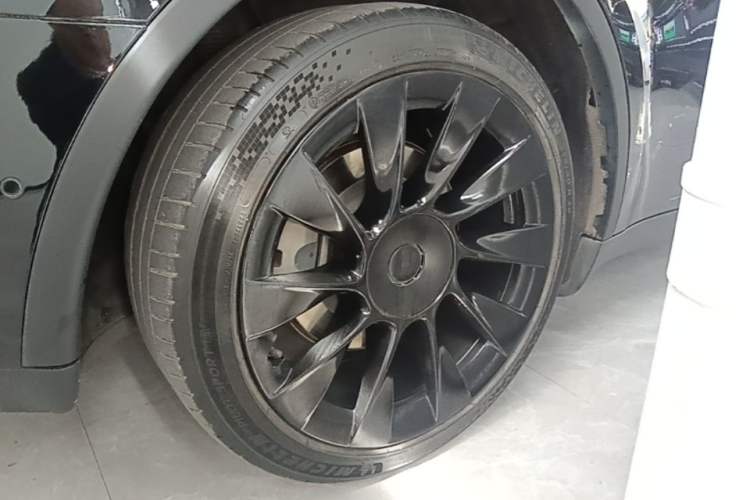 Used Tesla Model Y 2021 Standard Range Rear-Wheel Drive Version Right Rear Wheel Hub