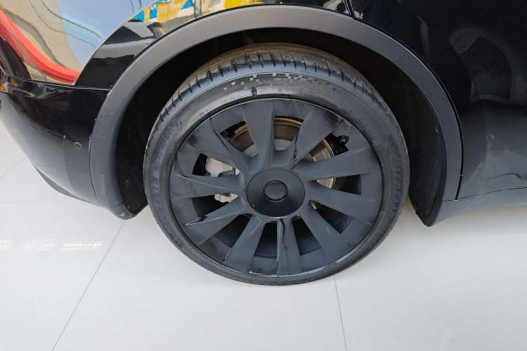 Used Tesla Model Y 2021 Standard Range Rear-Wheel Drive Version Right Rear Wheel Hub