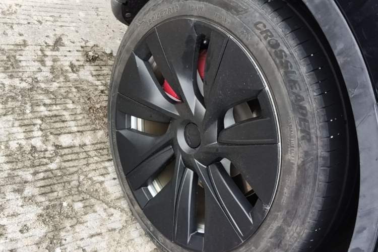 Used Tesla Model Y 2021 Standard Range Rear-Wheel Drive Version Right Rear Wheel Hub