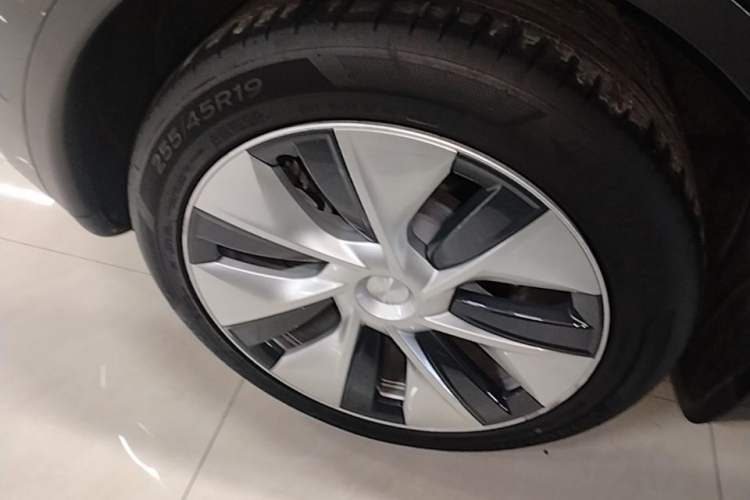 Used Tesla Model Y 2021 Long-Range All-Wheel-Drive Version Right Rear Wheel Hub