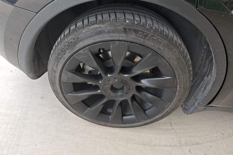 Used Tesla Model Y 2021 Standard Range Rear-Wheel Drive Version Right Rear Wheel Hub