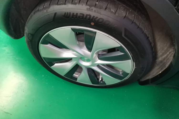 Used Tesla Model Y 2021 Standard Range Rear-Wheel Drive Version Right Rear Wheel Hub