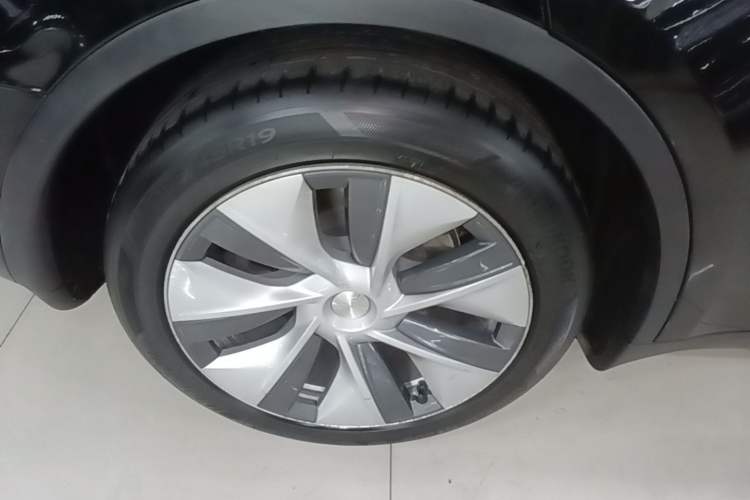 Used Tesla Model Y 2021 Standard Range Rear-Wheel Drive Version Right Rear Wheel Hub