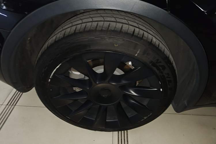 Used Tesla Model Y 2021 Standard Range Rear-Wheel Drive Version Right Rear Wheel Hub