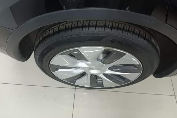 Used Tesla Model Y 2021 Long-Range All-Wheel-Drive Version 3D7 Right Rear Wheel Hub