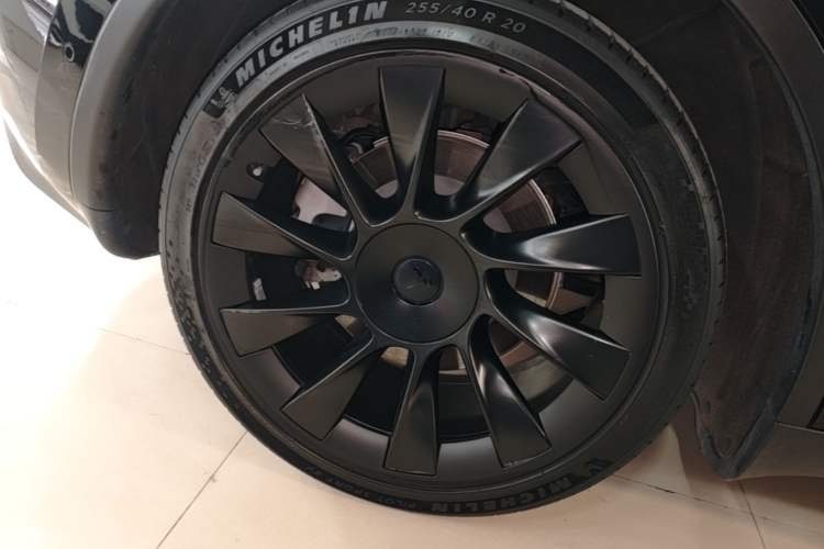 Used Tesla Model Y 2021 Standard Range Rear-Wheel Drive Version Right Rear Wheel Hub