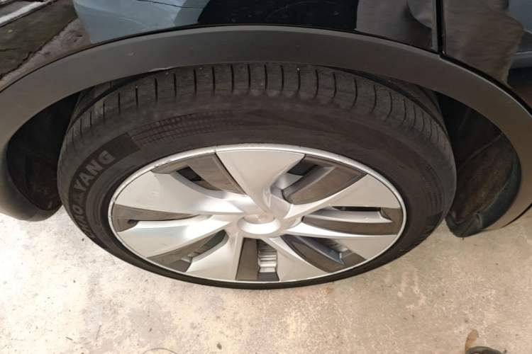 Used Tesla Model Y 2021 Standard Range Rear-Wheel Drive Version Right Rear Wheel Hub