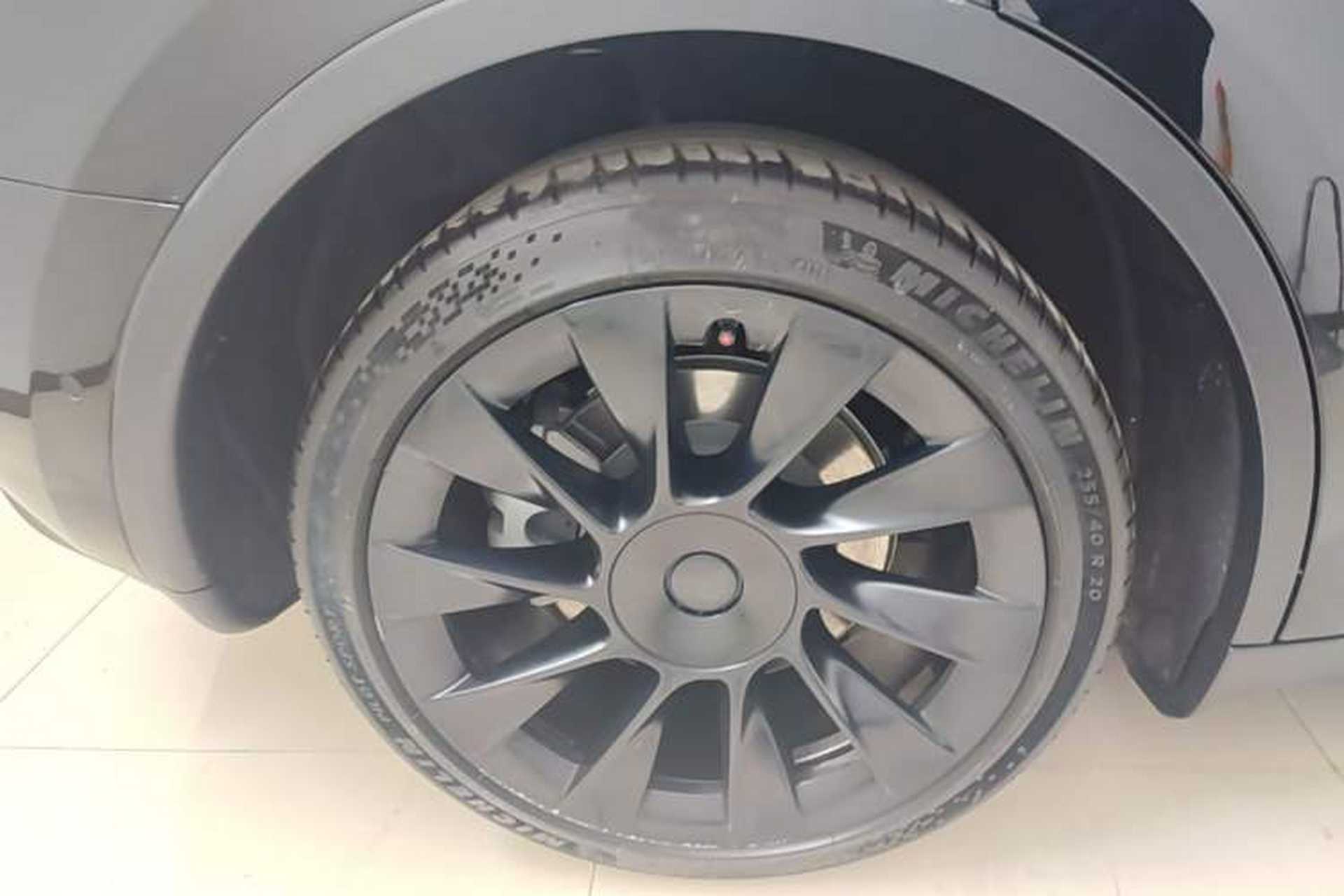 Used Tesla Model Y 2021 Standard Range Rear-Wheel Drive Version Right Rear Wheel Hub