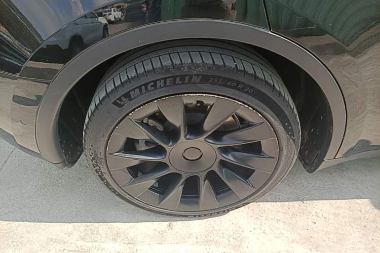 Used Tesla Model Y 2021 Standard Range Rear-Wheel Drive Version Right Rear Wheel Hub