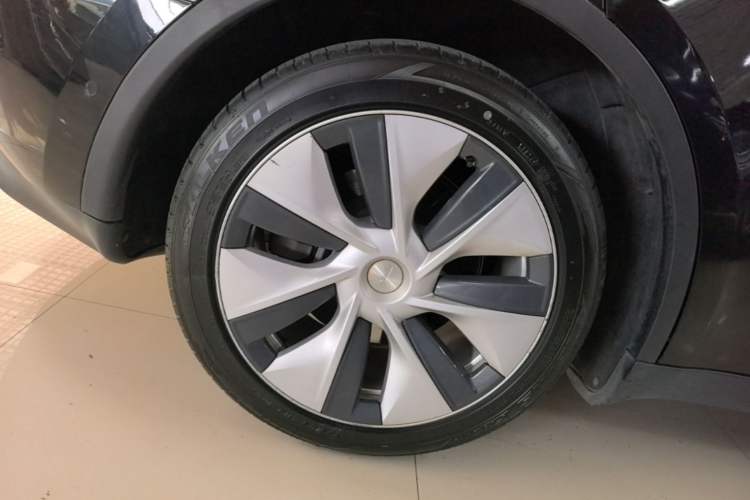 Used Tesla Model Y 2021 Long-Range All-Wheel-Drive Version 3D7 Right Rear Wheel Hub