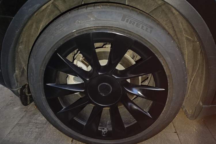 Used Tesla Model Y 2021 Standard Range Rear-Wheel Drive Version Right Rear Wheel Hub